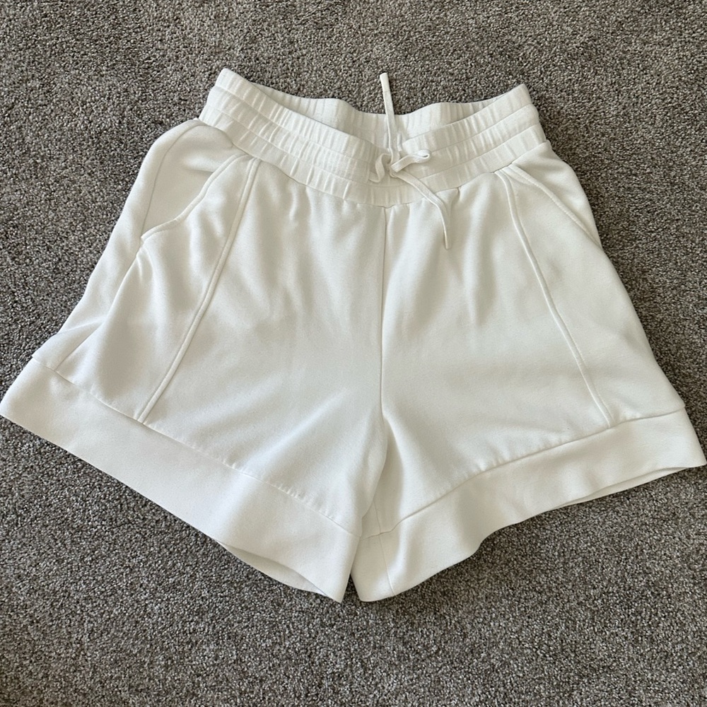 Varley Alder High Rise shorts 5.5” White